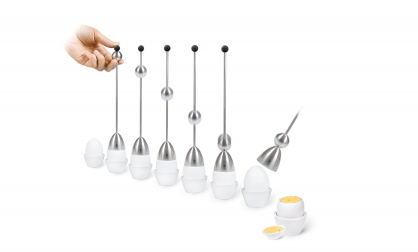 "Clack-Geschenkbox" Set mit "Clack" Eieröffner mit weißem Keramikei, 4 weißen Porzellan Eierbechern